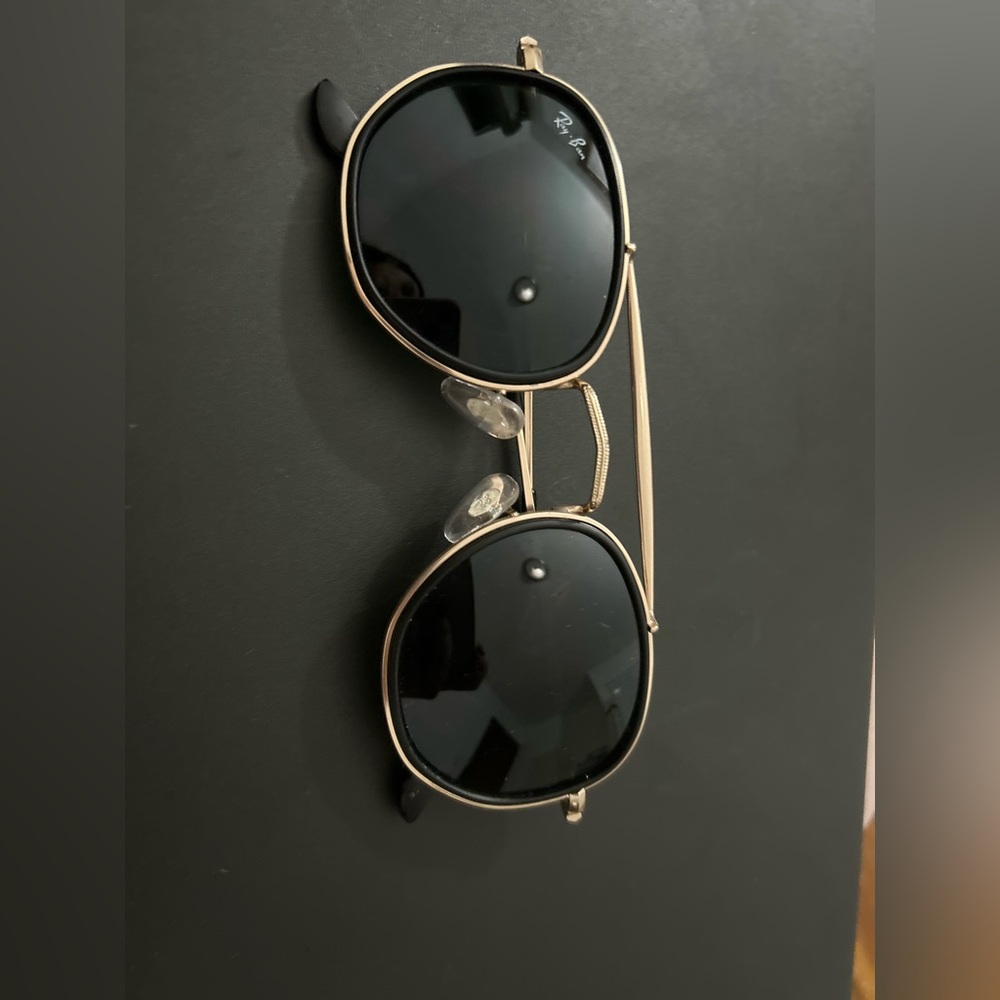 Vintage Ray-Ban Black and Gold Sunglasses - Classic aviator style